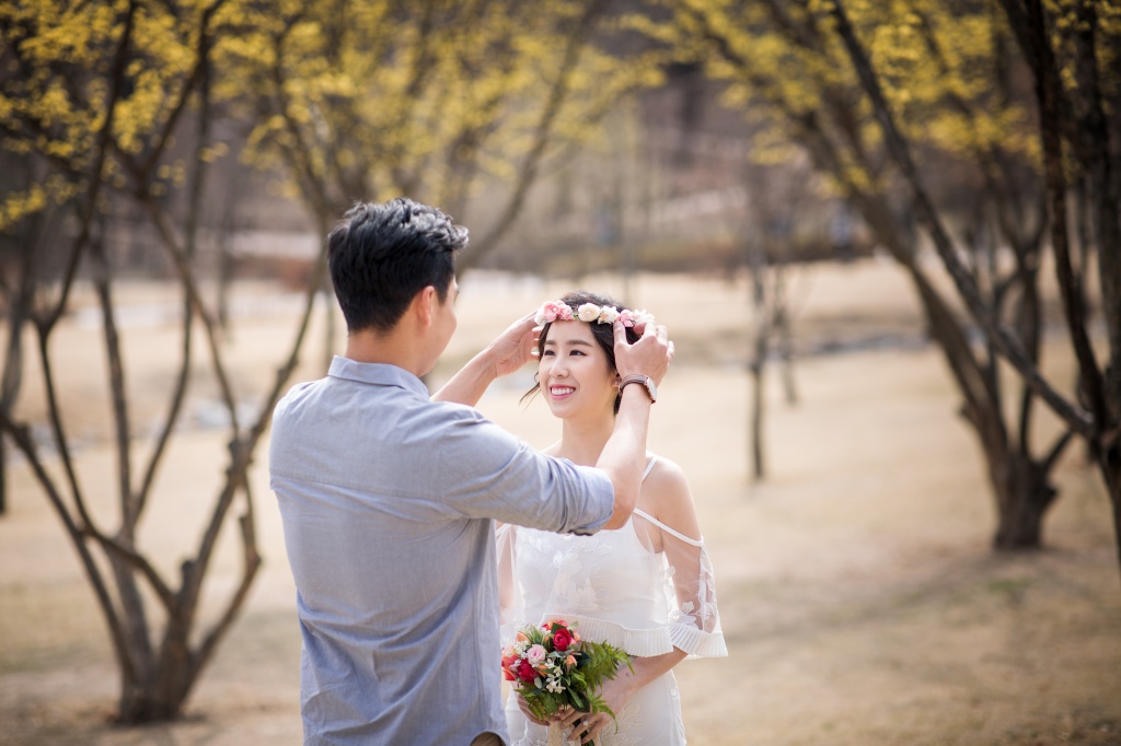 Korea Outdoor Pre-Wedding Photoshoot At Kyunghee University  by Junghoon on OneThreeOneFour 13