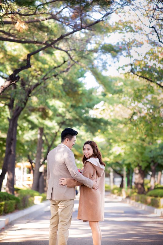 J&L: Malaysia Couple's Casual Photoshoot in Korea at Samcheong-dong by Junghoon on OneThreeOneFour 3
