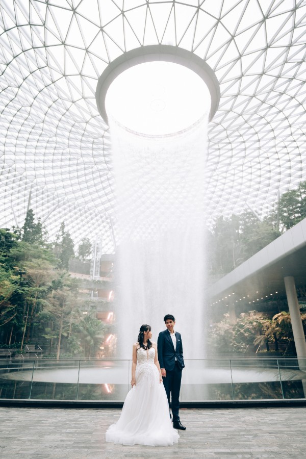 E&S: Modern pre-wedding at architectural wonder Changi Airport Jewel by Cheng on OneThreeOneFour 5