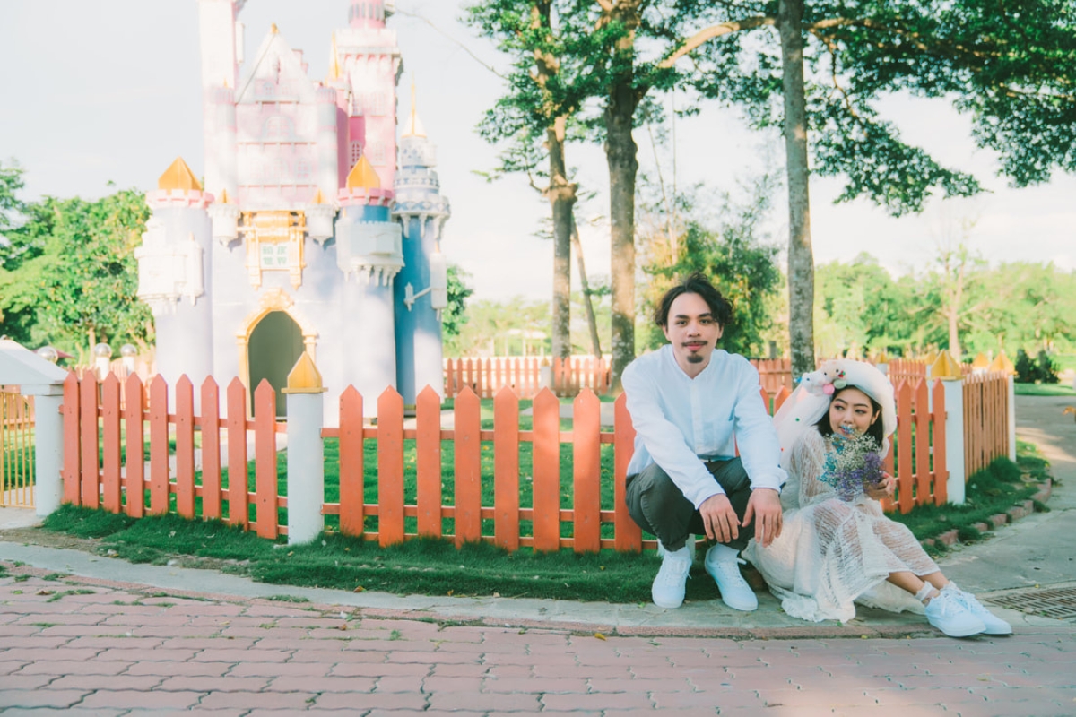 Taiwan Pre-Wedding Photoshoot Zoo Vintage Couple Outfit Streets Retro Vibes by  on OneThreeOneFour 18