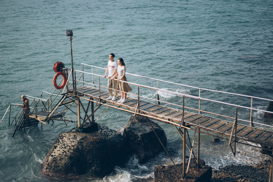 Hong Kong Outdoor Pre-Wedding Photoshoot At The Peak, Sai Wan Swimming Shed by Felix on OneThreeOneFour 19
