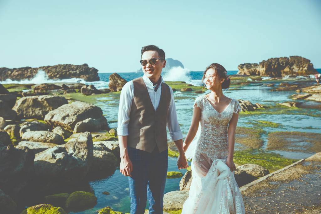 Taiwan Pre-Wedding Photography Package: Photoshoot At Cafe Streets And Coastal Beach  by Doukou on OneThreeOneFour 7