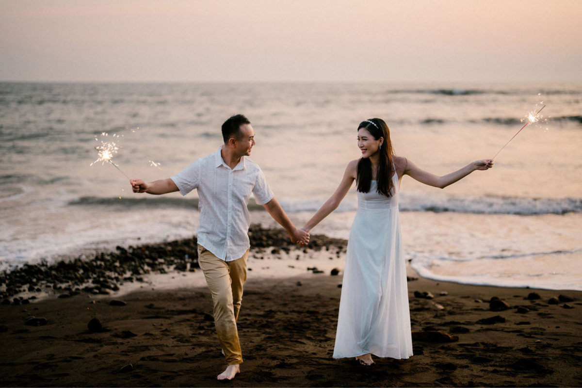 巴厘島婚纱拍攝：在巴都爾山平甘觀景台、萬壽菊花田、松樹林和尼亞尼海灘。 by Cahya on OneThreeOneFour 45