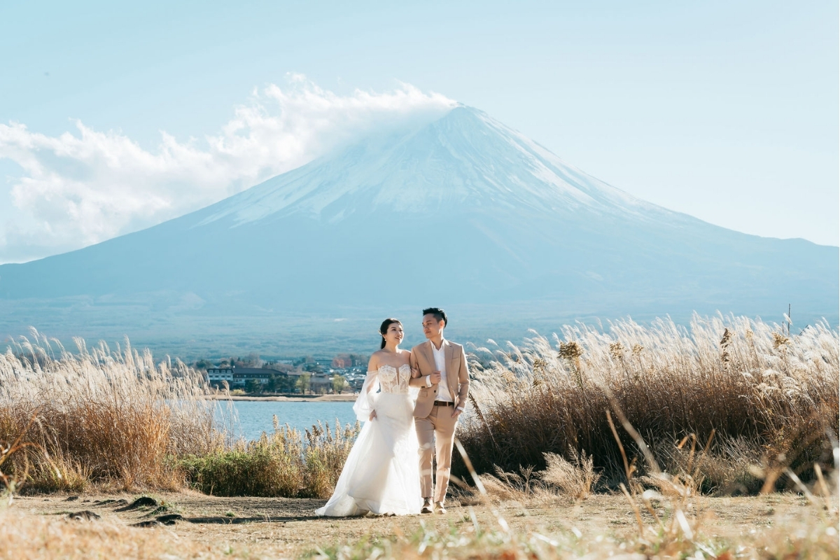 Tokyo Pre-Wedding Photoshoot with Chureito Pagoda, Lake Kawaguchiko, and Lawson Mt. Fuji by Dahe on OneThreeOneFour 16