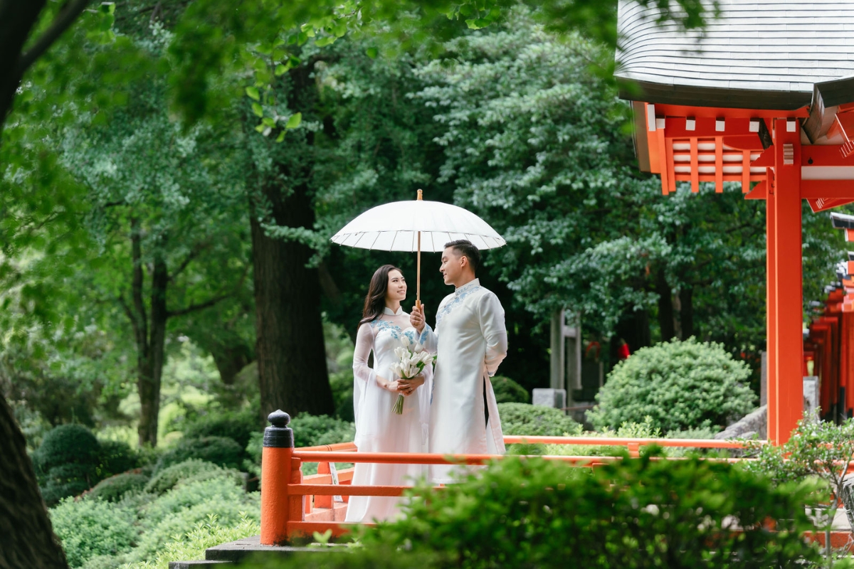 Tokyo Pre-Wedding Photoshoot with Nezu Shrine, Daikanzan Observation Deck, Lake Ashi, and Hakone Shrine by Dahe on OneThreeOneFour 1