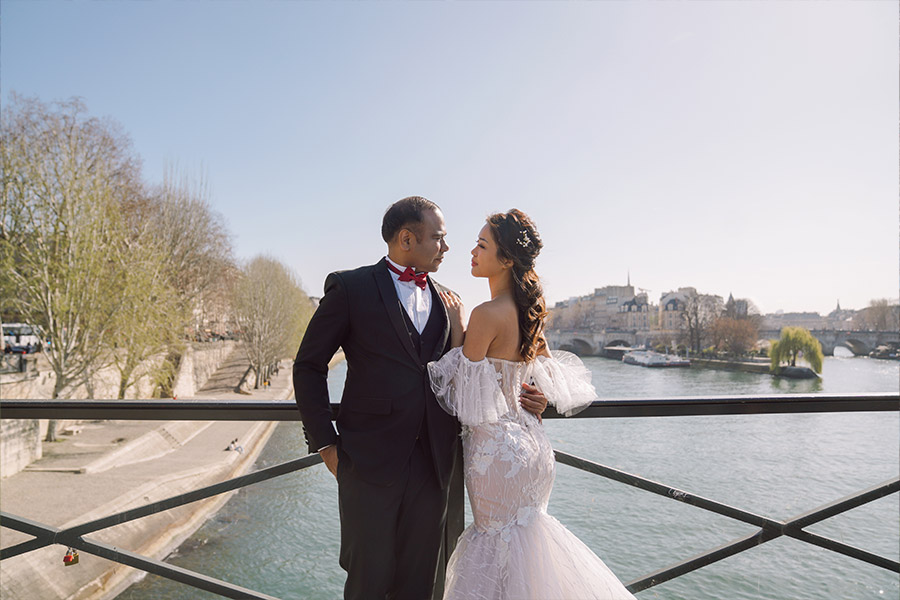 Paris Pre-Wedding Photoshoot with Eiﬀel Tower, Louvre Museum & Arc de Triomphe by Vin on OneThreeOneFour 15