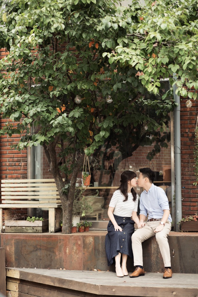 Korea Casual Couple Photoshoot At Haneul Sky Park And Yeonam-dong Cafe Street by Junghoon on OneThreeOneFour 3