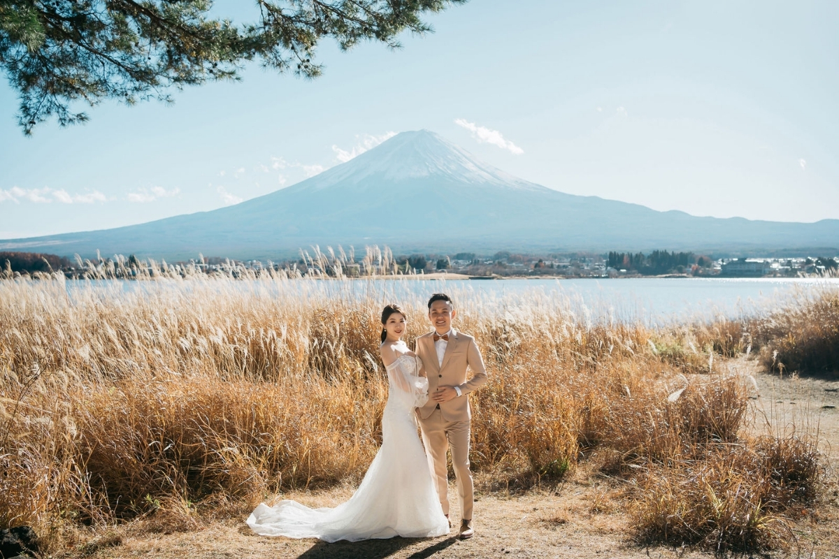 Tokyo Pre-Wedding Photoshoot with Chureito Pagoda, Lake Kawaguchiko, and Lawson Mt. Fuji by Dahe on OneThreeOneFour 8