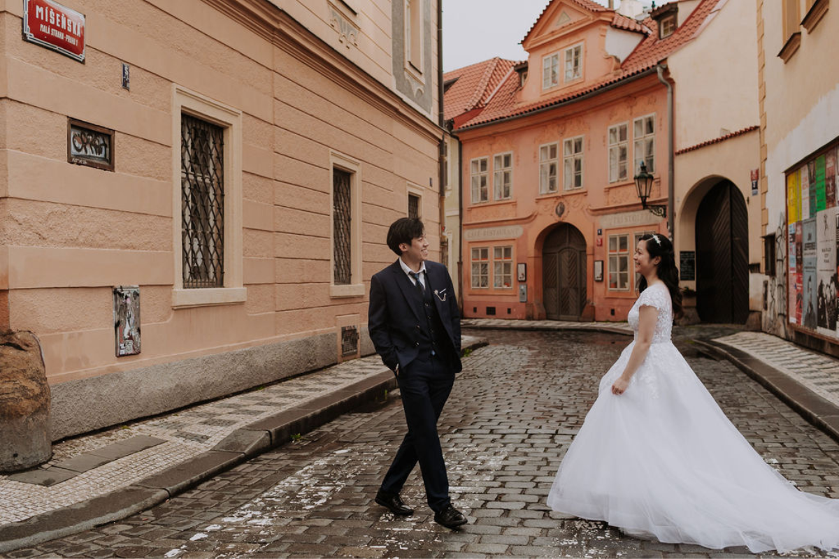 Prague prewedding photoshoot at Astronomical Clock, Old Town Square, Charles Bridge And Petrin Park by Nika on OneThreeOneFour 12