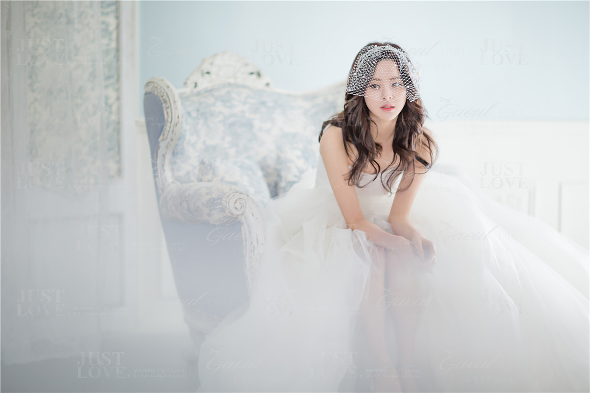 Korean Studio Pre-Wedding Photography: Chic & Fun by Gaeul Studio on OneThreeOneFour 5