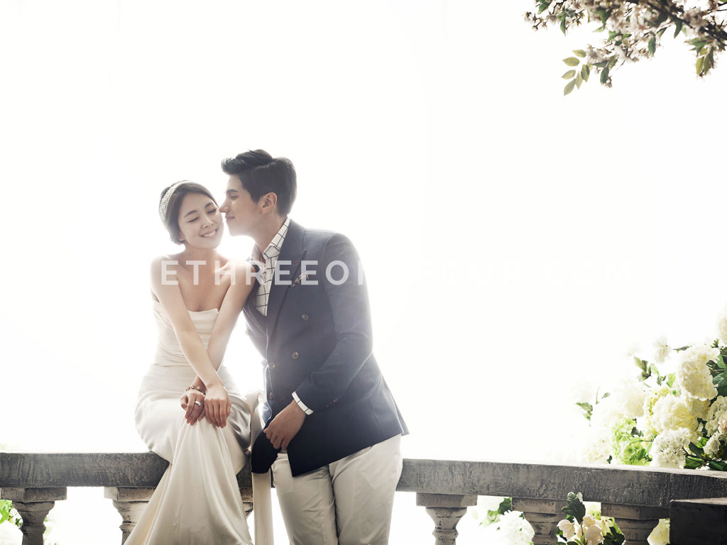 White | Korean Pre-wedding Photography by Pium Studio on OneThreeOneFour 7