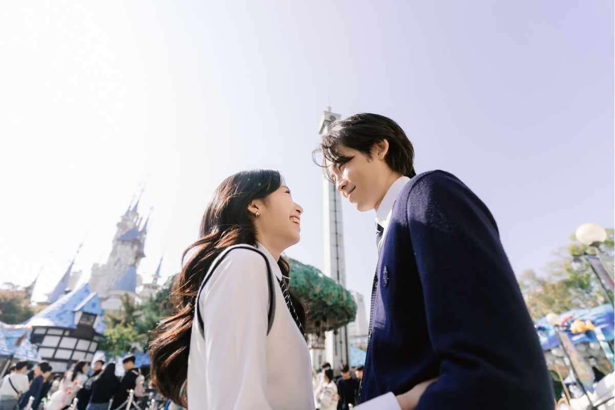 Seoul Autumn Pre-Wedding Photoshoot with Lotte World, Alpaca World, and Hongdae Streets by Jungyeol on OneThreeOneFour 10