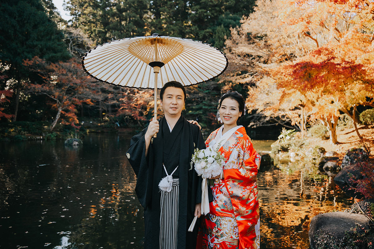 Japan Autumn Pre-Wedding Photoshoot in Tokyo with Maple Leaves by Cui Cui on OneThreeOneFour 3