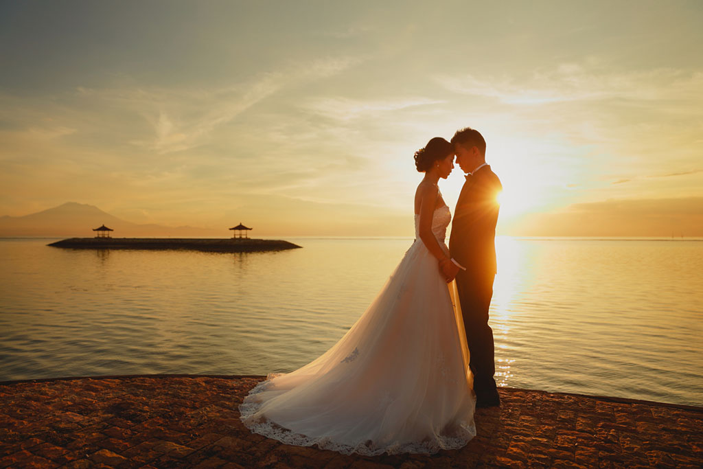 sanur beach sunrise bali pre-wedding photography by Hendra