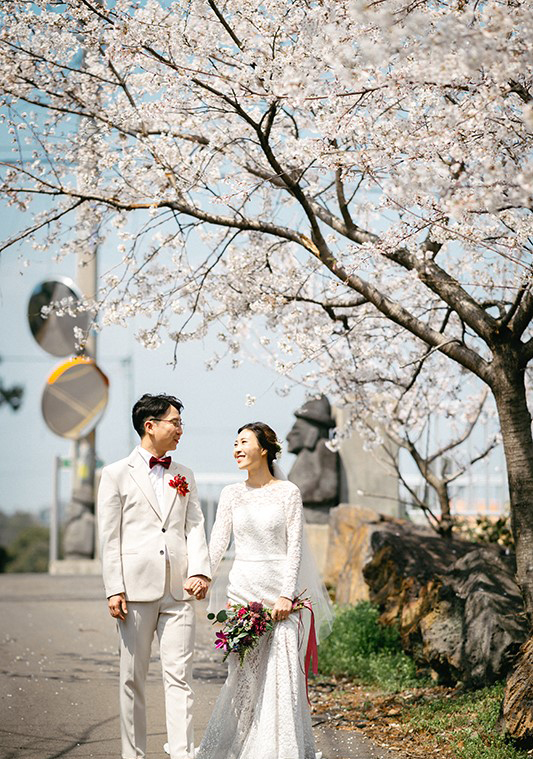 Korea Jeju Island Pre-Wedding Photoshoot During Spring by Gamsung on OneThreeOneFour 14