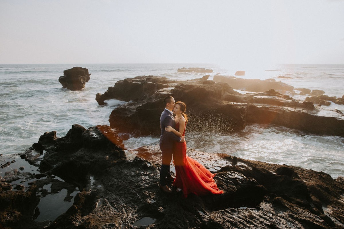 巴厘島婚纱拍攝：在平甘村、萬壽菊花田、布蘭辛加瀑布和孟寧海灘。 by Cahya on OneThreeOneFour 33