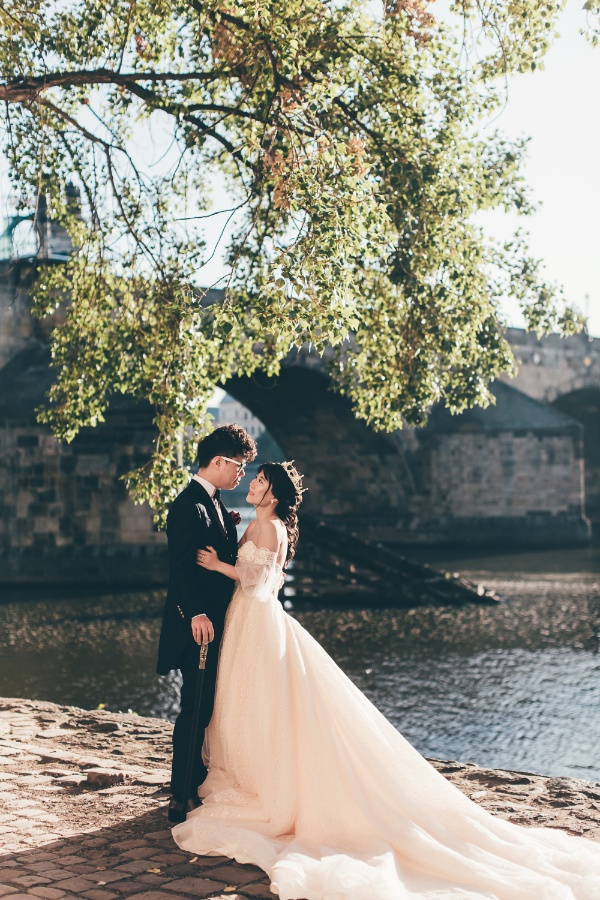 Czech Republic Prague Prewedding photoshoot at Old Town Square by Nika on OneThreeOneFour 14
