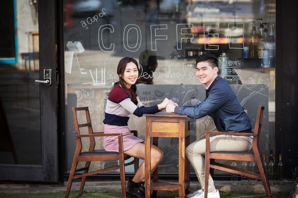 Korea Casual Couple Photoshoot At Yeonam-dong Cafe Street by Junghoon on OneThreeOneFour 15