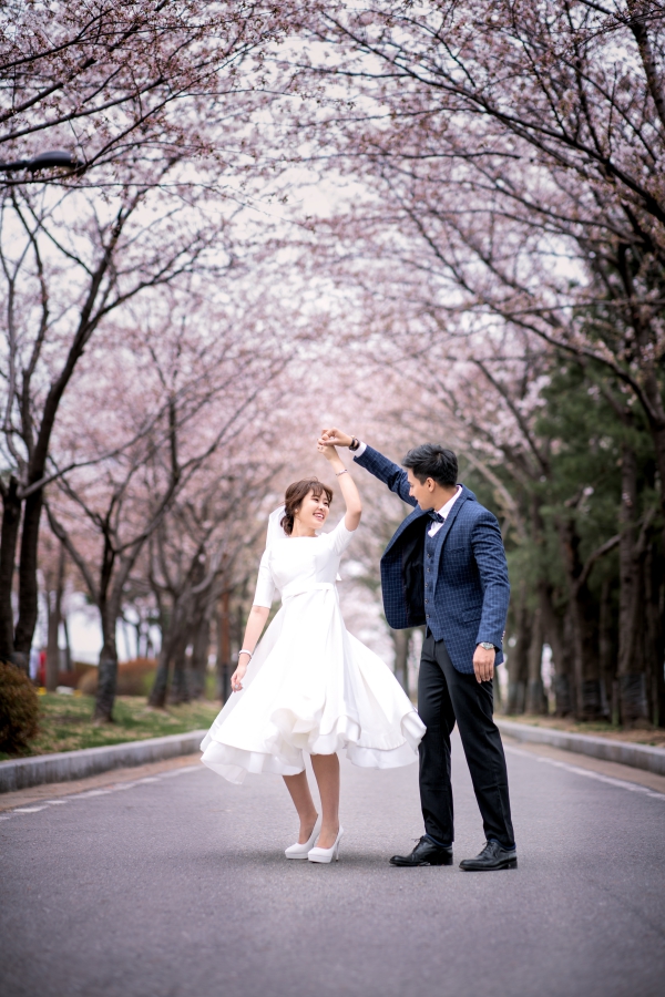Korea Pre-Wedding Photoshoot At Seonyudo Park and Yeonnam-Dong  by Junghoon on OneThreeOneFour 4