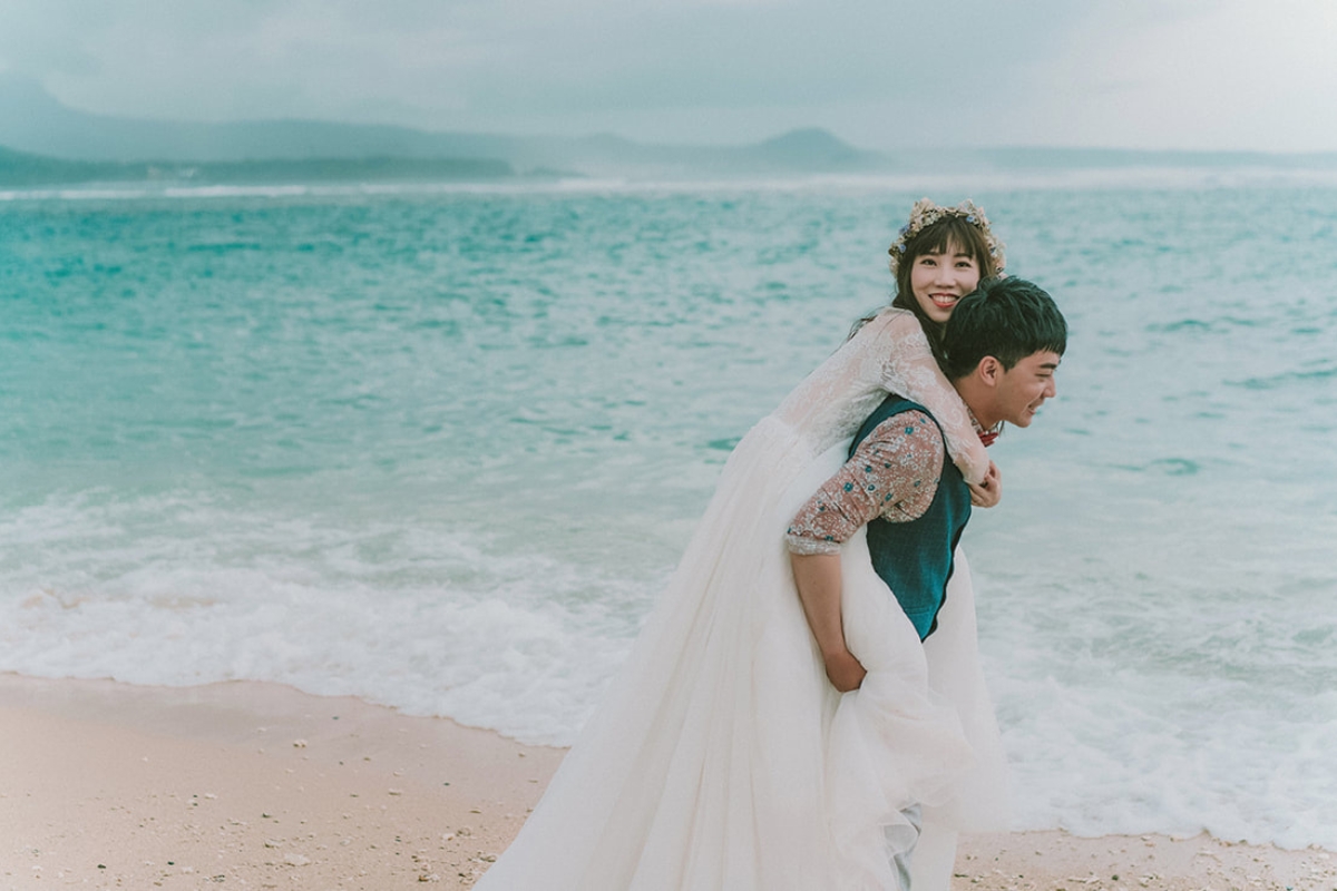 Taiwan Pre-Wedding Photoshoot Quiet Neighbourhood Rooftops Countryside Beach by  on OneThreeOneFour 29