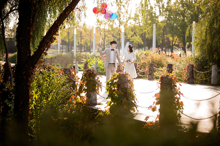 Korea Autumn Pre-Wedding Photoshoot At Hanuel Sky Park by Junghoon on OneThreeOneFour 3