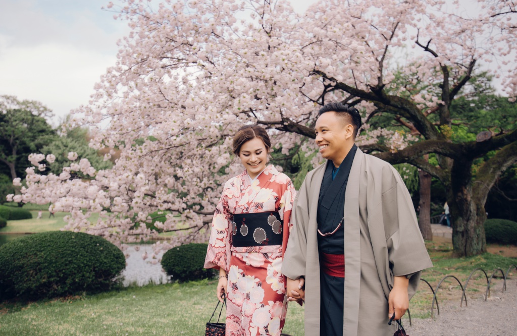 Japan Tokyo Cherry Blossom Pre-Wedding Photoshoot At Park And Shibuya Crossing  by Lenham  on OneThreeOneFour 0