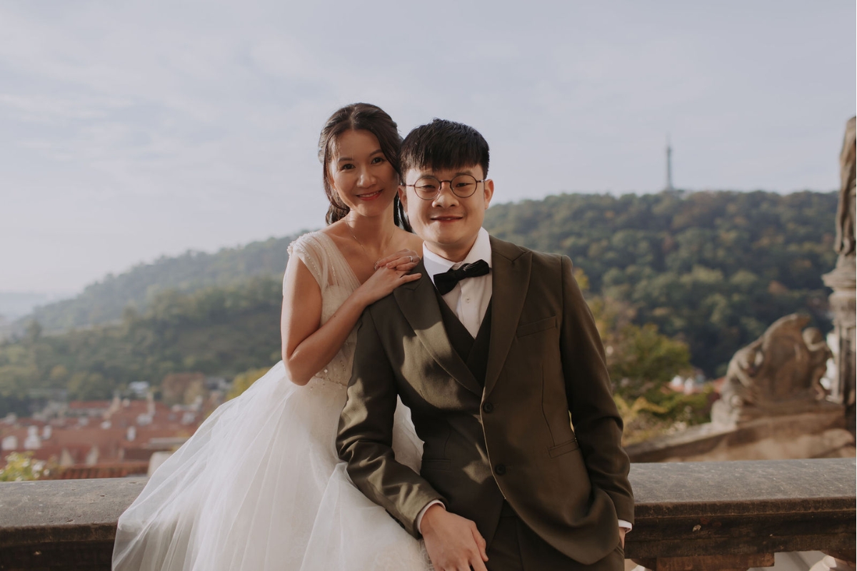 Prague Pre-Wedding Photoshoot with Old Town Square, Astronomical Clock, Charles Bridge and St Vitus Cathedral by Nika on OneThreeOneFour 12