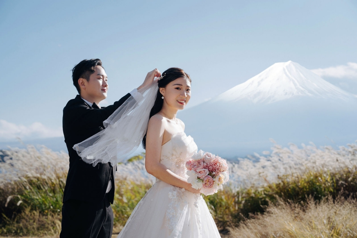 Tokyo Pre-Wedding Photoshoot with Chureito Pagoda, Lake Kawaguchiko, and Lake Yamanaka by Dahe on OneThreeOneFour 13