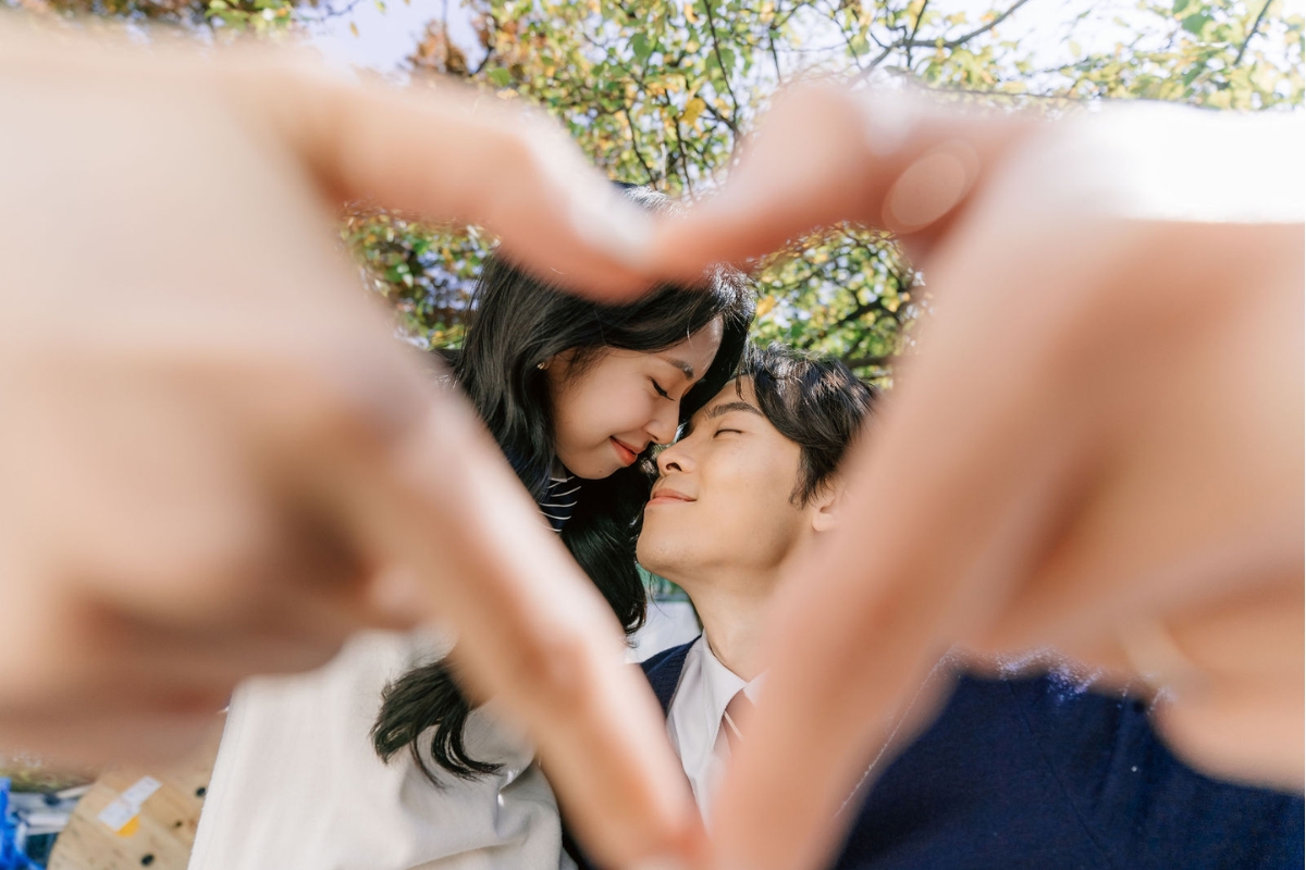 Seoul Autumn Pre-Wedding Photoshoot with Lotte World, Alpaca World, and Hongdae Streets by Jungyeol on OneThreeOneFour 7