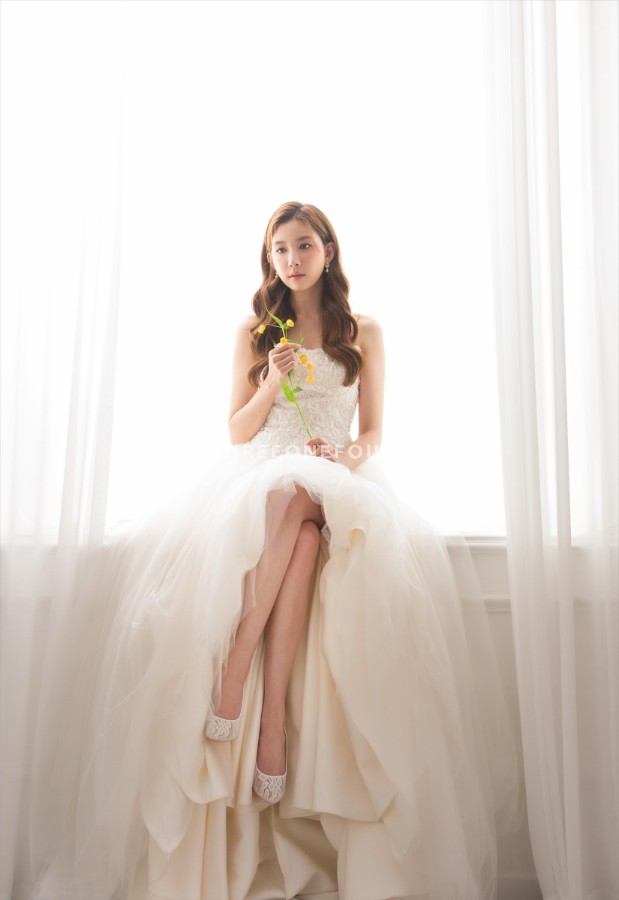 Gravity Studio Simple and Elegant Pre-Wedding Concept = Korean Studio Pre-Wedding by Gravity Studio on OneThreeOneFour 35