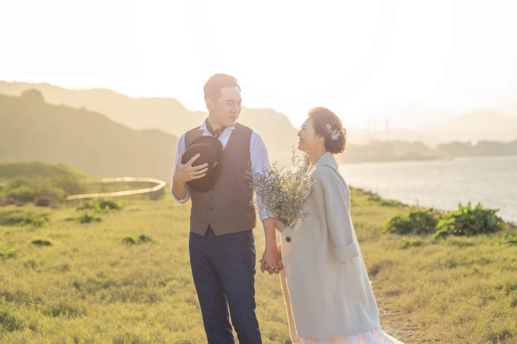 Taiwan Pre-Wedding Photography Package: Photoshoot At Cafe Streets And Coastal Beach  by Doukou on OneThreeOneFour 15
