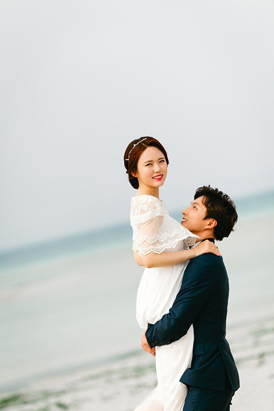 Korea Outdoor Pre-Wedding Photoshoot At Jeju Island with Buckwheat Flowers  by Gamsung   on OneThreeOneFour 13