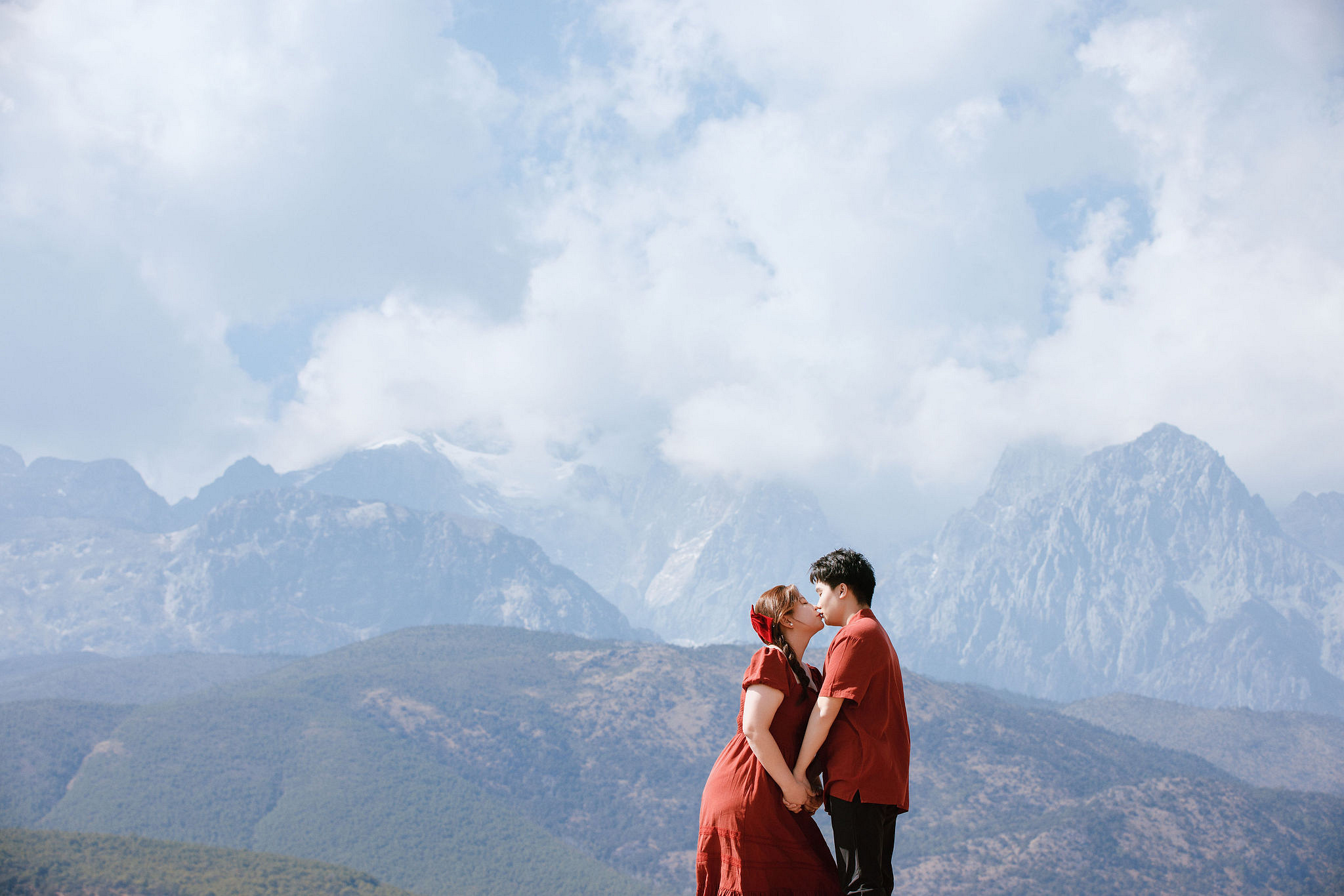 Lijiang Pre-Wedding Photoshoot | Spruce Meadow, Blue Moon Valley & Alpine Lake at Natural Lake pre-wedding photo