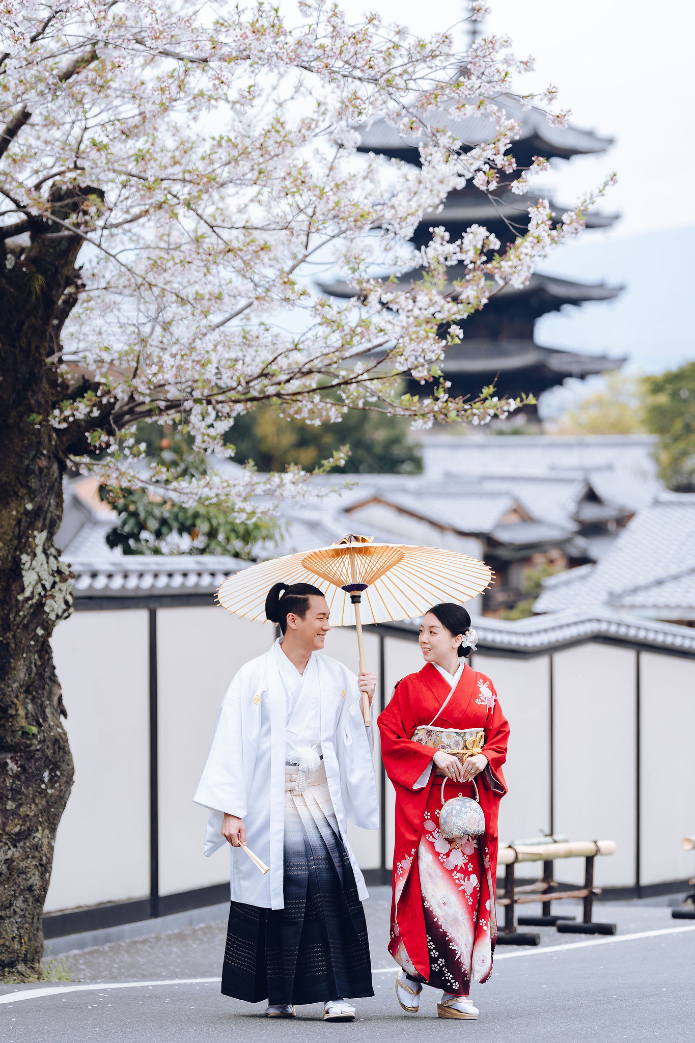 Kyoto Pre-Wedding Photoshoot | Historic Higashiyama Streets, Keage Incline & Nara Park at Higashiyama & Yasaka Pagoda pre-wedding photo