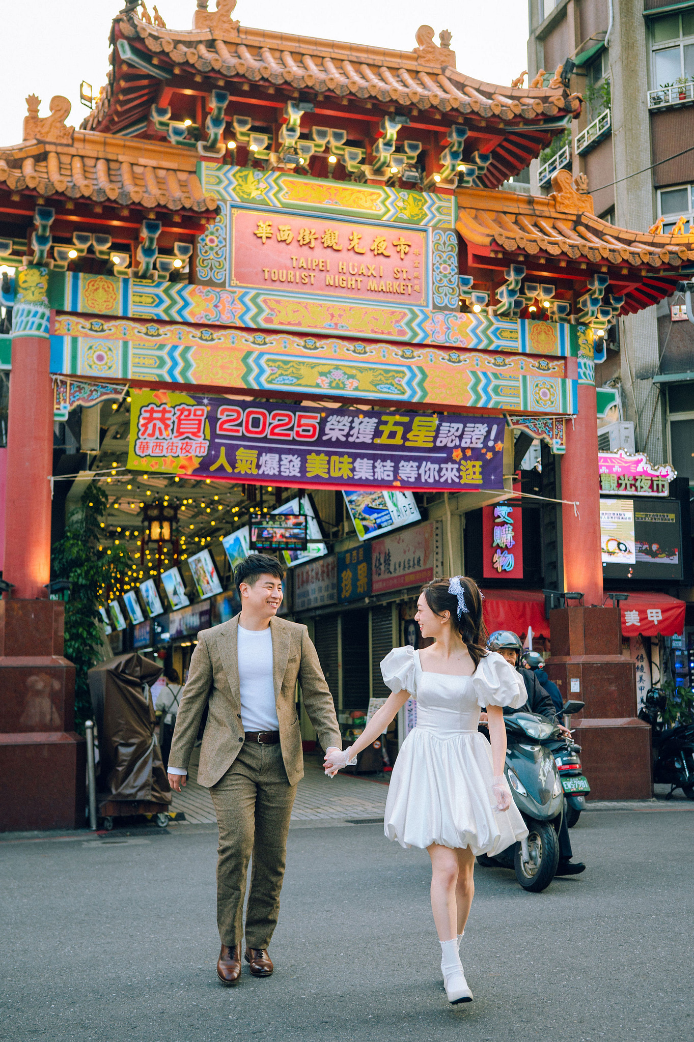 Taiwan Pre-Wedding Photoshoot | Dadaocheng, Nanjing Road & Huaxi Street at Huaxi Street pre-wedding photo