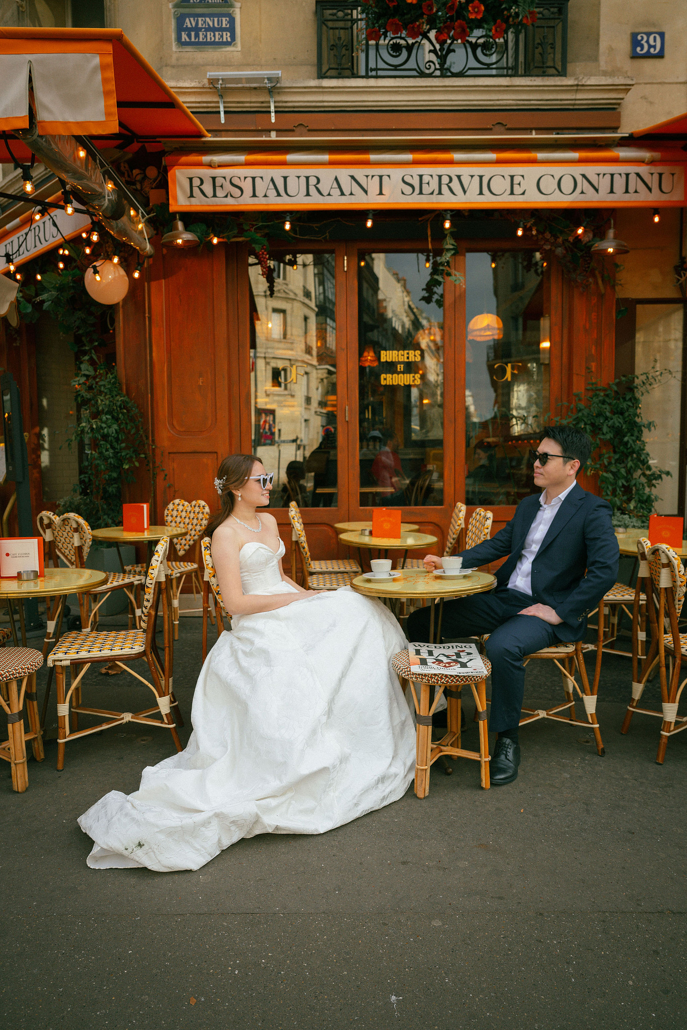 Paris Sunrise Pre-Wedding Photoshoot | Place du Trocadéro, Louvre, Parisian Café & Bir-Hakeim Bridge 巴黎日出婚紗攝影｜特羅卡德羅廣場、羅浮宮、巴黎咖啡館與比爾阿克姆橋 at Parisian Café pre-wedding photo