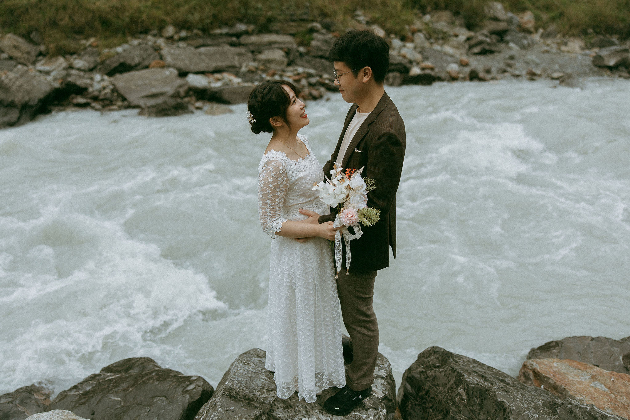 Switzerland Honeymoon Photoshoot Lucerne City Grindelwald First Cliff Lauterbrunnen Village at Lauterbrunnen pre-wedding photo