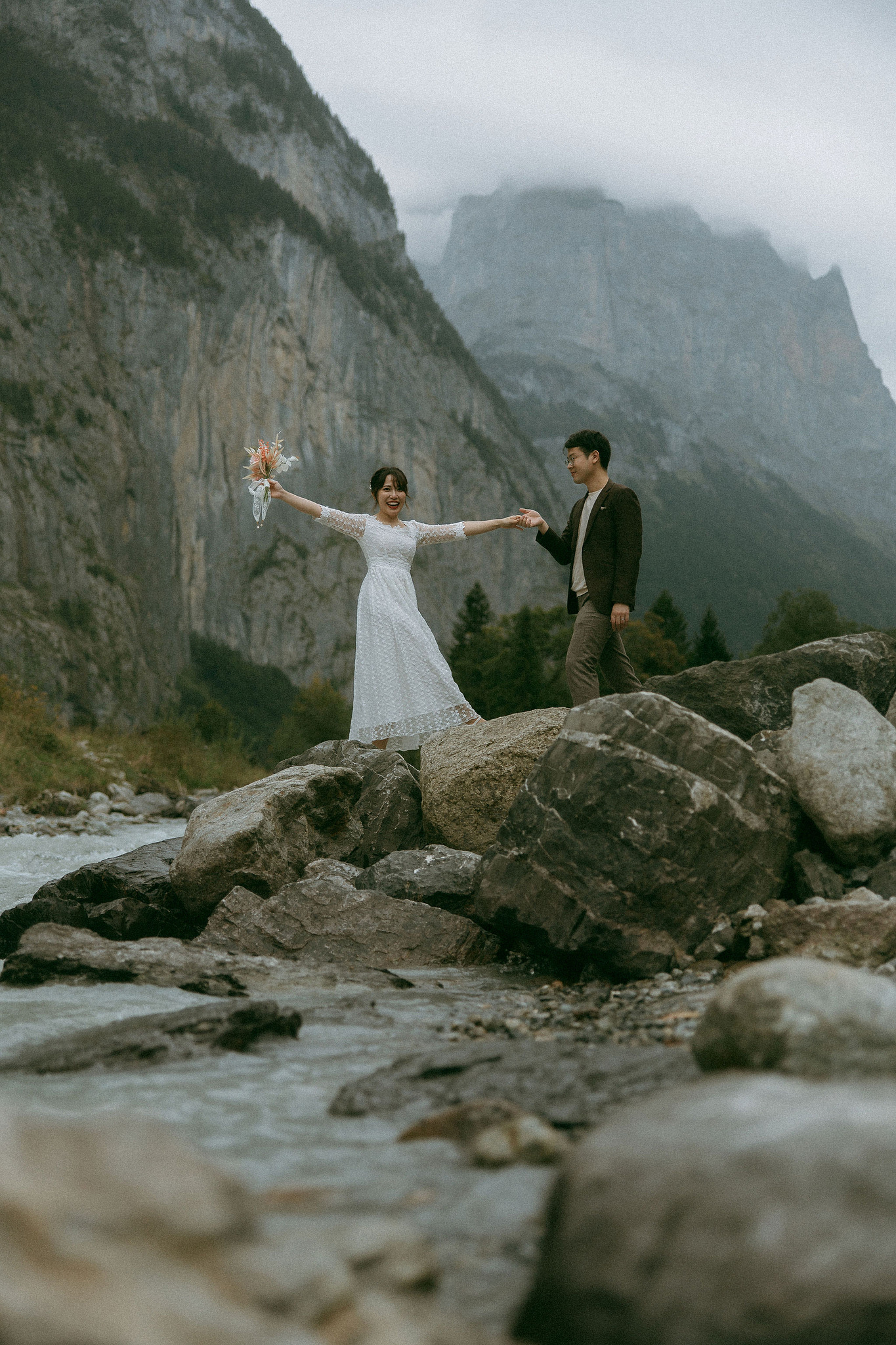 Switzerland Honeymoon Photoshoot Lucerne City Grindelwald First Cliff Lauterbrunnen Village at Lauterbrunnen pre-wedding photo