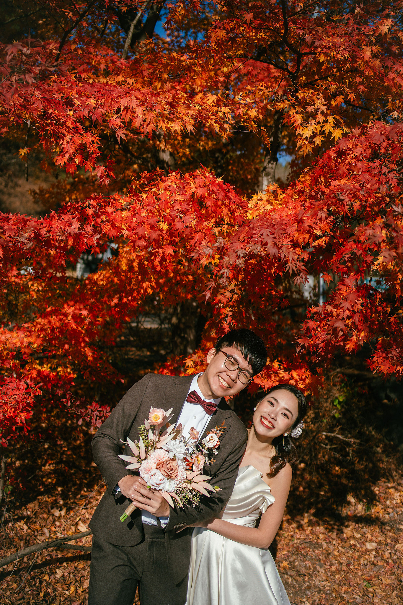 Tokyo & Mt Fuji Pre-Wedding Photoshoot | Asakusa Temple, Maple Corridor, Susuki Fields & Lake Kawaguchiko at Maple Corridor pre-wedding photo