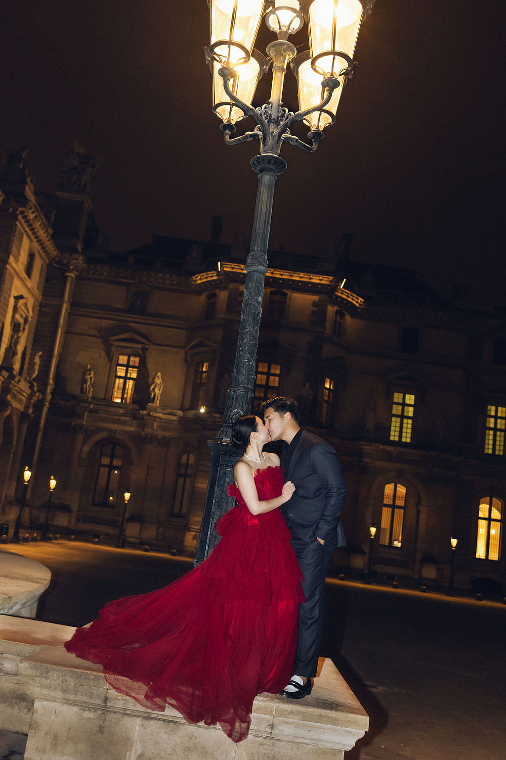 Paris Pre-Wedding Photoshoot with Eiﬀel Tower Louvre Museum Parisian Cafe Vintage Car Rooftop Night at Louvre Museum pre-wedding photo