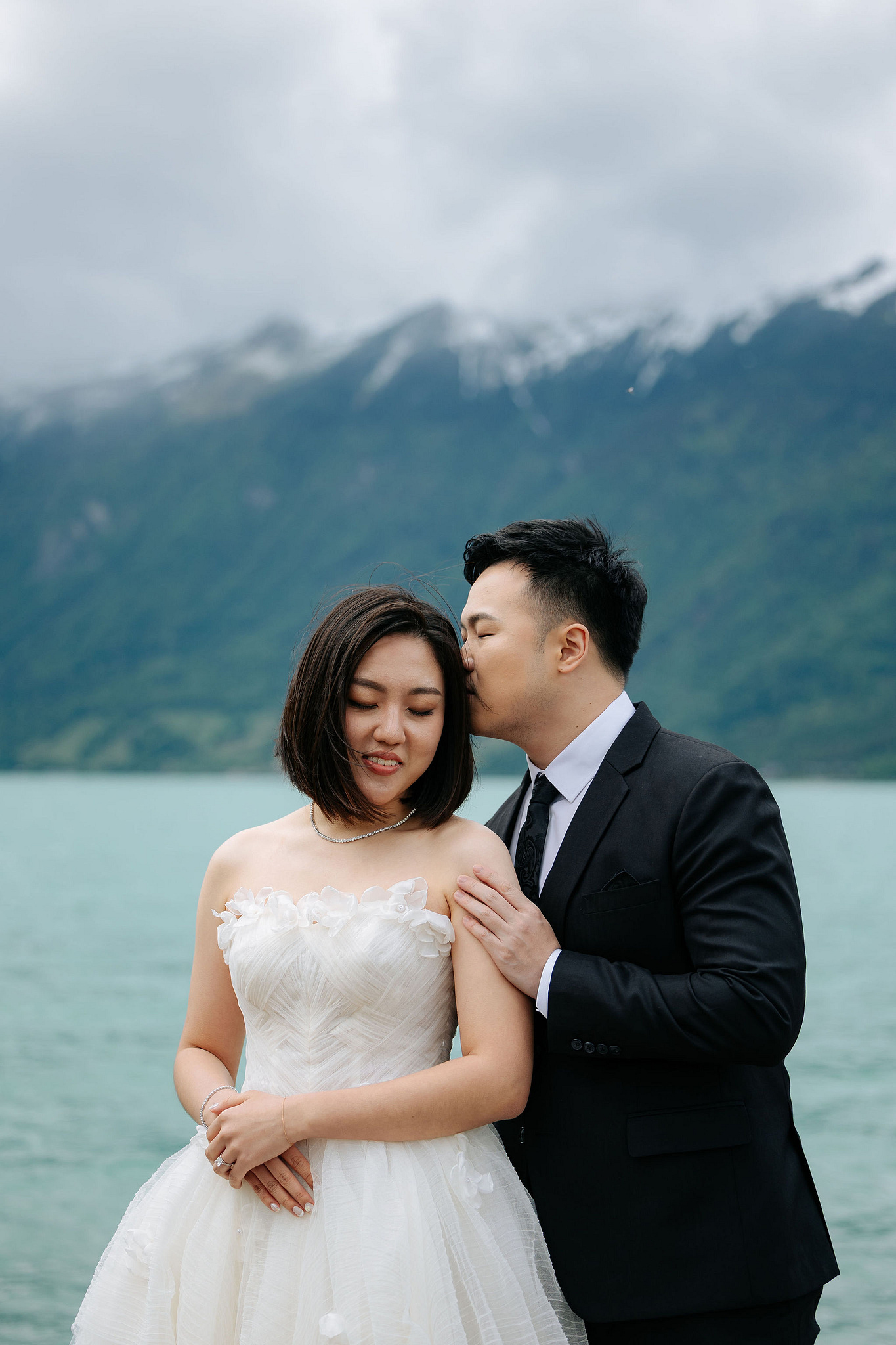 Switzerland Pre-Wedding Photoshoot | Lake Brienz & Grindelwald & Lauterbrunnen at Lake Brienz pre-wedding photo