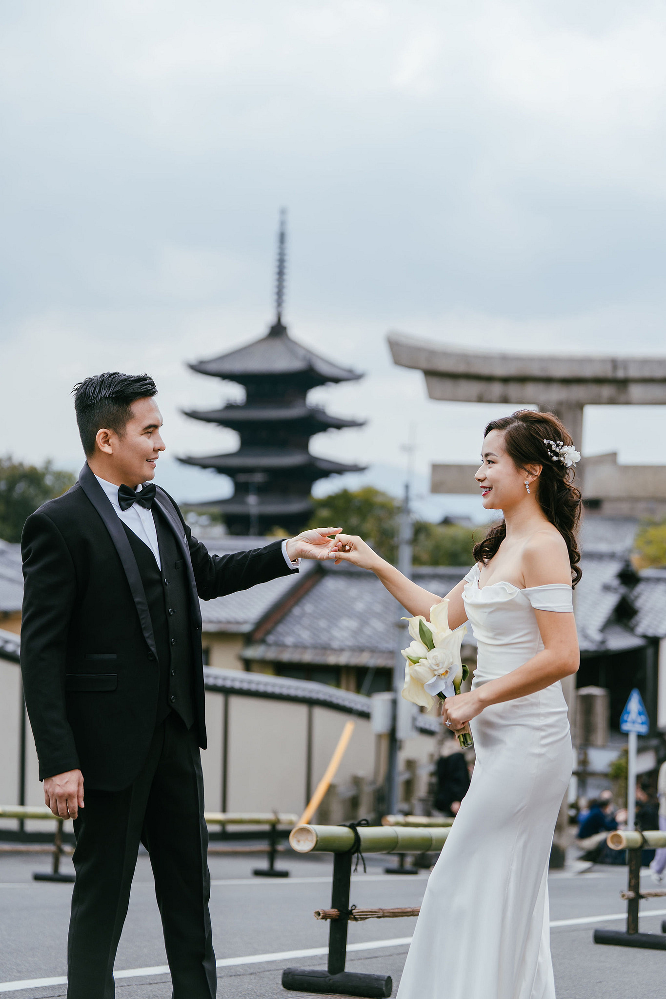 Kyoto Pre-Wedding Photoshoot | Gion Canal, Ninenzaka & Mount Wakakusa at Ninenzaka & Yasaka Pagoda pre-wedding photo