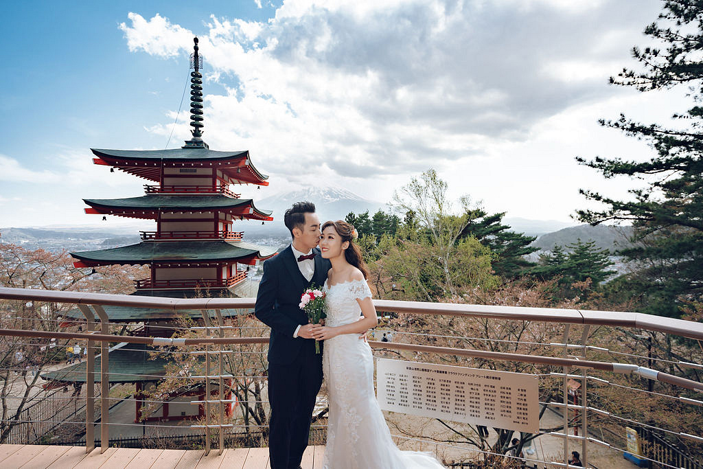 Tokyo & Mt Fuji Pre-Wedding Photoshoot | Mt Fuji Shrine, Chureito Pagoda & Lake Kawaguchiko at Chureito Pagoda pre-wedding photo