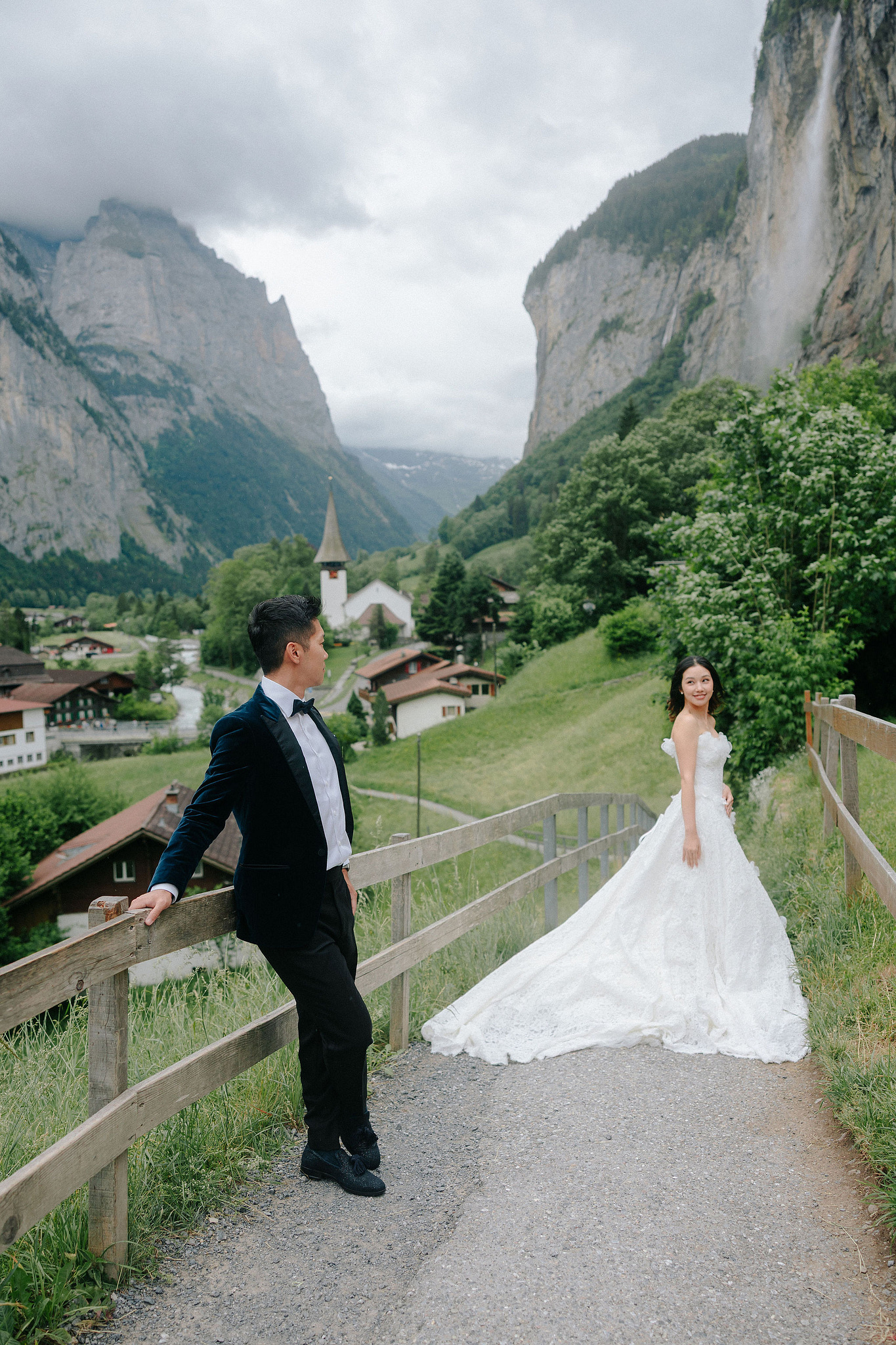 Switzerland Pre-Wedding Photoshoot | Grindelwald Village & Lauterbrunnen & Lake Lungern at Lauterbrunnen pre-wedding photo