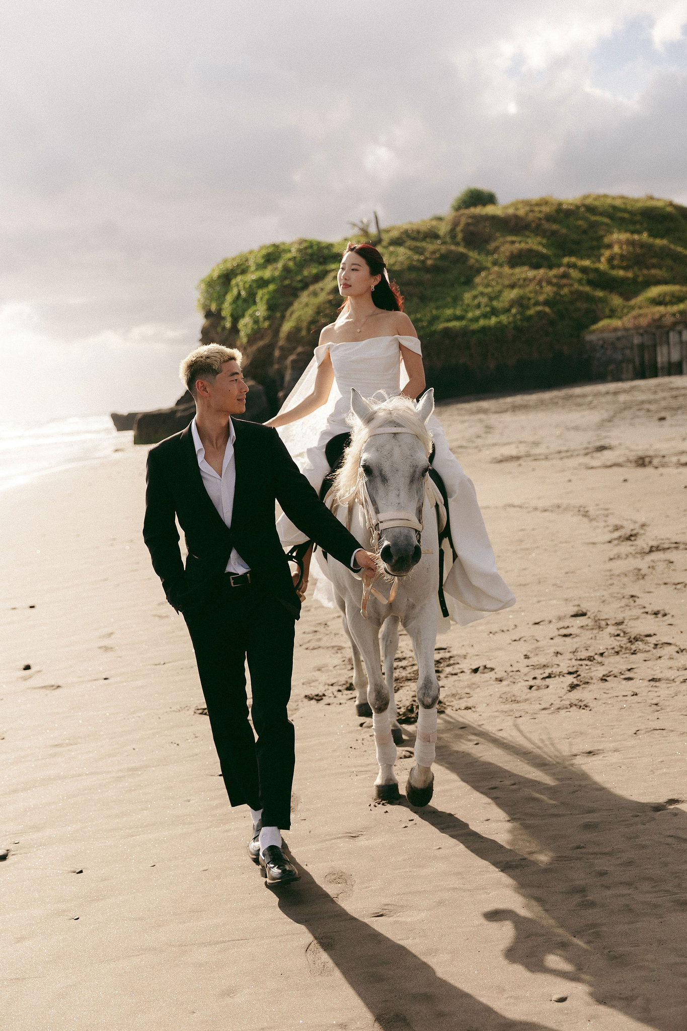 Bali Pre-Wedding Photoshoot | Mt. Batur Pinggan Village, Gelato Diner & Black Sand Beach at Beach   pre-wedding photo