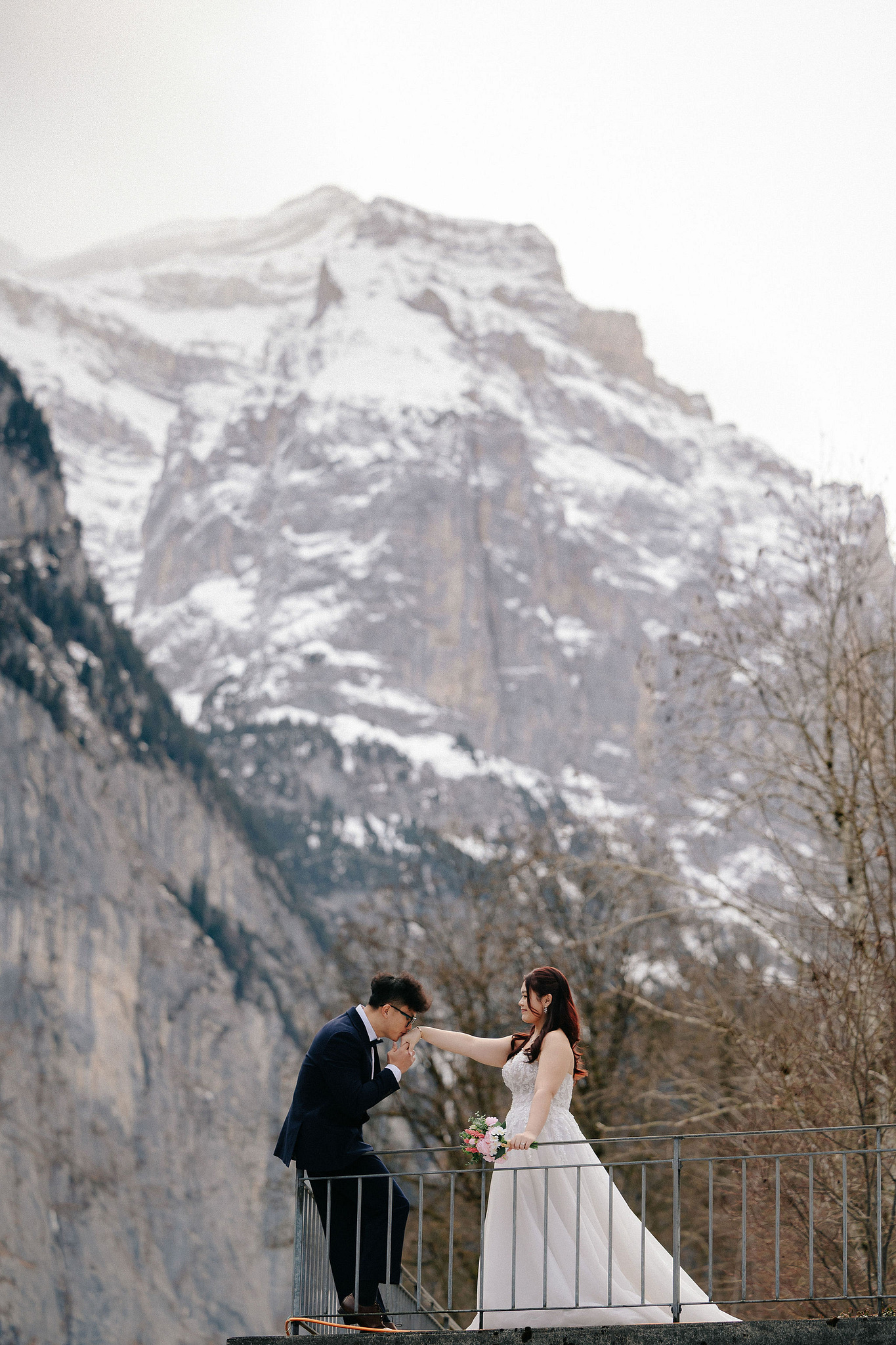 Switzerland Pre-Wedding Photoshoot | Lauterbrunnen, Grindelwald First & Lake Brienz at Lauterbrunnen pre-wedding photo