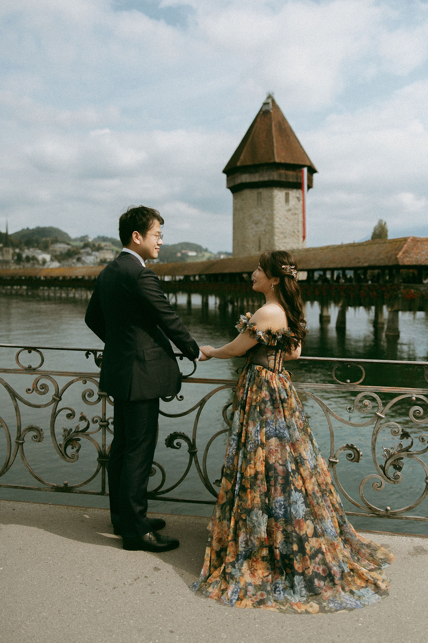 Switzerland Honeymoon Photoshoot Lucerne City Grindelwald First Cliff Lauterbrunnen Village at Lucerne pre-wedding photo