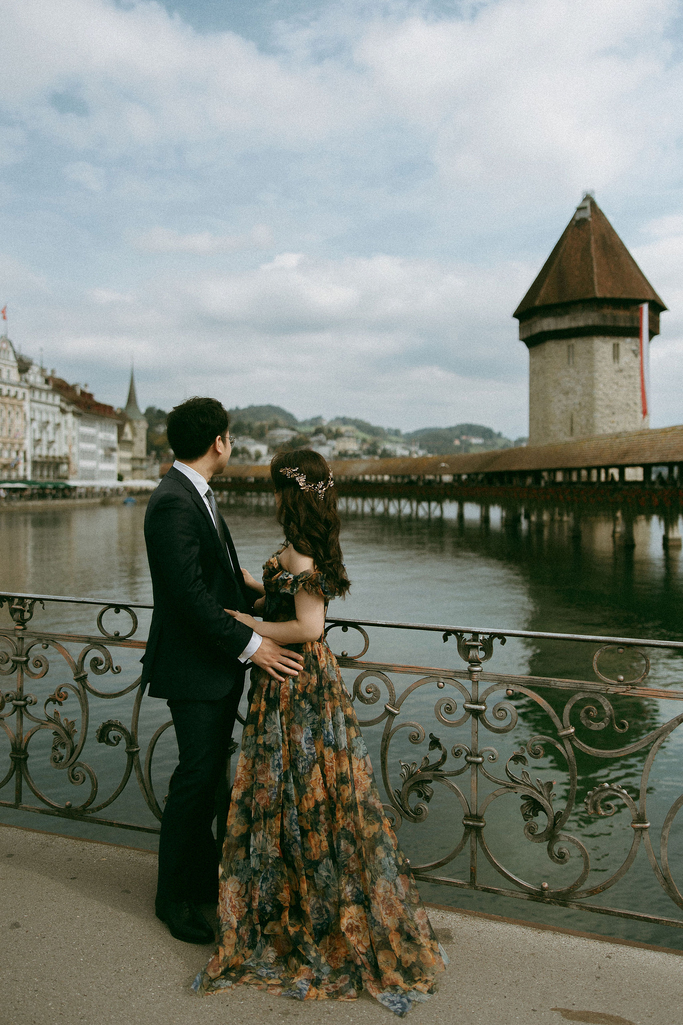 Switzerland Honeymoon Photoshoot Lucerne City Grindelwald First Cliff Lauterbrunnen Village at Lucerne pre-wedding photo