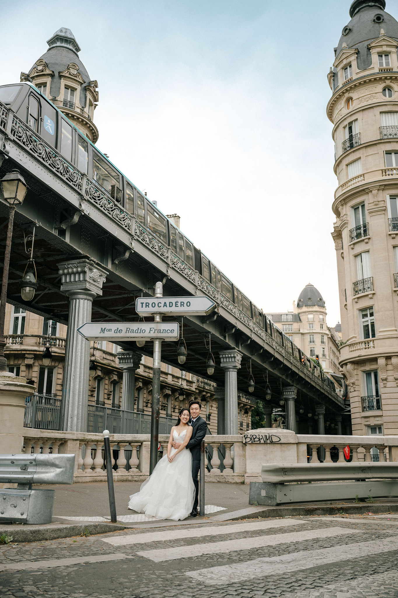 Paris Pre-Wedding Photoshoot | Place du Trocadéro, Bir-Hakeim Bridge, Louvre Pyramid, Tuileries Garden & Montmartre at Bir-Hakeim Bridge pre-wedding photo
