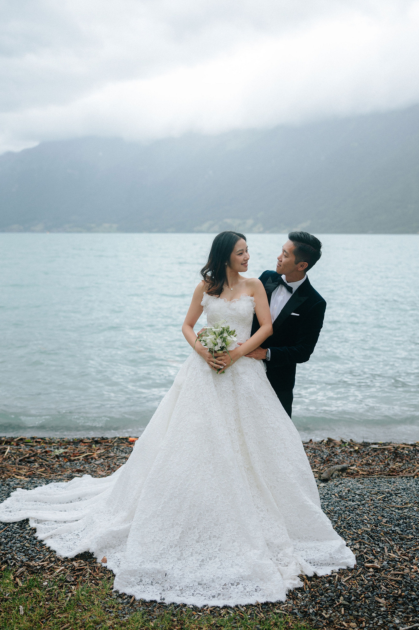 Switzerland Pre-Wedding Photoshoot | Grindelwald Village & Lauterbrunnen & Lake Lungern at Lake Lungern pre-wedding photo